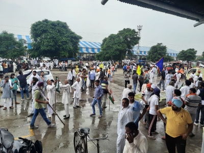 Karnal lathicharge: Farmers' meet with DC ends inconclusively | Karnal lathicharge: Farmers' meet with DC ends inconclusively Karnal lathicharge: Farmers' meet with DC ends inconclusively | Karnal lathicharge: Farmers' meet with DC ends inconclusively