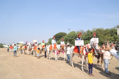 Maha: Wannabe 'grooms' ride on horses to Solapur Collector, demand 'brides' | Maha: Wannabe 'grooms' ride on horses to Solapur Collector, demand 'brides'