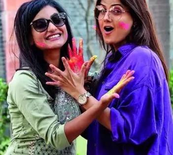 Shaily Priya, Sumati Singh enjoy their special visit to Lucknow for Holi | Shaily Priya, Sumati Singh enjoy their special visit to Lucknow for Holi