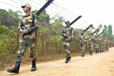 Top BSF official emphasises need for heightened vigilance on Indo-B’desh border | Top BSF official emphasises need for heightened vigilance on Indo-B’desh border Top BSF official emphasises need for heightened vigilance on Indo-B’desh border | Top BSF official emphasises need for heightened vigilance on Indo-B’desh border