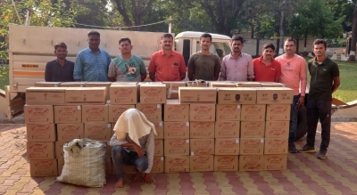 After 125 km Bollywood-style chase, Maha Police seize consignment of illicit liquor | After 125 km Bollywood-style chase, Maha Police seize consignment of illicit liquor