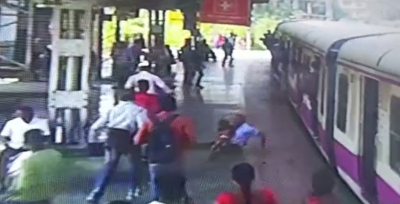 Mumbai RPF jawan saves toddler, woman, from falling under local train | Mumbai RPF jawan saves toddler, woman, from falling under local train