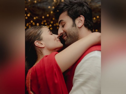 Alia Bhatt reacts to viral video of husband Ranbir Kapoor, calls it a 'Full Vibe' | Alia Bhatt reacts to viral video of husband Ranbir Kapoor, calls it a 'Full Vibe'