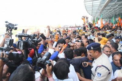 BJP-Congress MLAs clash at Bhopal airport | BJP-Congress MLAs clash at Bhopal airport BJP-Congress MLAs clash at Bhopal airport | BJP-Congress MLAs clash at Bhopal airport