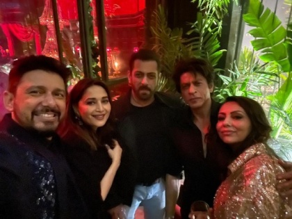 Salman, Shah Rukh, Madhuri Dixit ooze stardom in selfie frame | Salman, Shah Rukh, Madhuri Dixit ooze stardom in selfie frame
