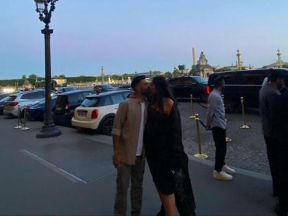 Sonam Kapoor and Anand Ahuja seal the moment with a kiss of love on streets of Paris | Sonam Kapoor and Anand Ahuja seal the moment with a kiss of love on streets of Paris