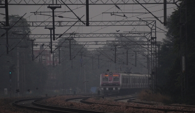 Foggy morning in Delhi, AQI improves to 'moderate' | Foggy morning in Delhi, AQI improves to 'moderate'