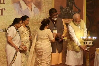 PM Modi conferred with 1st Lata Deenanath Mangeshkar Award in Mumbai | PM Modi conferred with 1st Lata Deenanath Mangeshkar Award in Mumbai