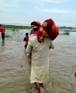 Bihar groom carries bride on shoulder across river | Bihar groom carries bride on shoulder across river