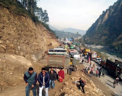 Landslide blocks stretch of Chandigarh-Manali highway | Landslide blocks stretch of Chandigarh-Manali highway