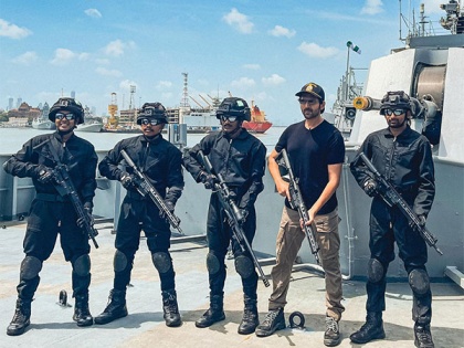 Kartik Aaryan spends a day with Indian Navy officers, see pictures | Kartik Aaryan spends a day with Indian Navy officers, see pictures