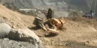 JCB operator killed, 6 injured in landslide on Srinagar-Jammu highway | JCB operator killed, 6 injured in landslide on Srinagar-Jammu highway