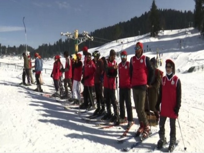 Young tourists flock to Gulmarg to learn skiing | Young tourists flock to Gulmarg to learn skiing