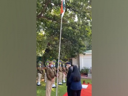 Lal Krishna Advani unfurls tricolor at his residence on Republic Day | Lal Krishna Advani unfurls tricolor at his residence on Republic Day