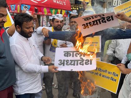AAP takes to streets, burn effigies of Centre's ordinance | AAP takes to streets, burn effigies of Centre's ordinance