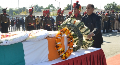 Himachal CM receives mortal remains of Lance Naik Vivek Kumar | Himachal CM receives mortal remains of Lance Naik Vivek Kumar