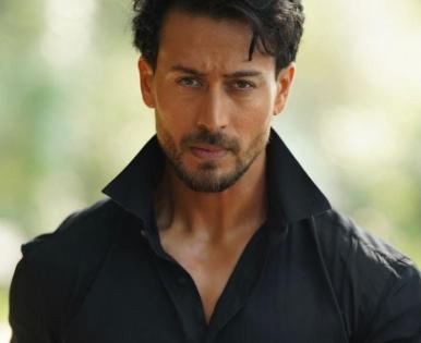 Jaipur street vendor's cooking style stuns Tiger Shroff | Jaipur street vendor's cooking style stuns Tiger Shroff Jaipur street vendor's cooking style stuns Tiger Shroff | Jaipur street vendor's cooking style stuns Tiger Shroff