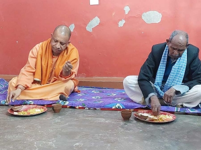 Manjhi criticizes Yogi for eating food at house of Dalit family | Manjhi criticizes Yogi for eating food at house of Dalit family