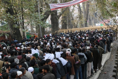 Hundreds participate in slain J&K policeman's funeral | Hundreds participate in slain J&K policeman's funeral