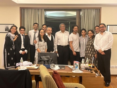 Bail to Aryan: King Khan greets his legal team for court victory | Bail to Aryan: King Khan greets his legal team for court victory Bail to Aryan: King Khan greets his legal team for court victory | Bail to Aryan: King Khan greets his legal team for court victory