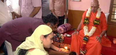 Muslim couple invites Hindu seer home, perform 'padapooja' in K'taka | Muslim couple invites Hindu seer home, perform 'padapooja' in K'taka