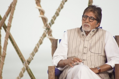 Amitabh Bachchan connects with 'extended family' | Amitabh Bachchan connects with 'extended family'