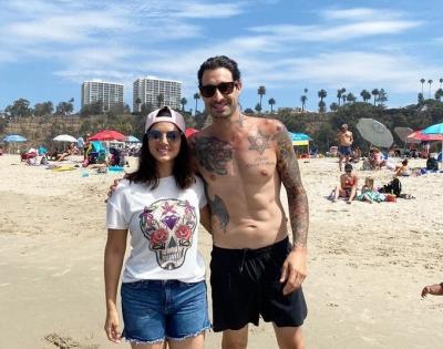 Sunny Leone spends beach time with hubby Daniel | Sunny Leone spends beach time with hubby Daniel