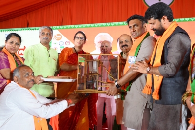 BJP's mega event draws huge crowd in K'taka; party pledges to keep Congress at bay | BJP's mega event draws huge crowd in K'taka; party pledges to keep Congress at bay BJP's mega event draws huge crowd in K'taka; party pledges to keep Congress at bay | BJP's mega event draws huge crowd in K'taka; party pledges to keep Congress at bay