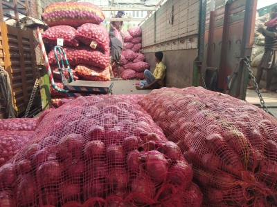 Onion prices cross Rs 100/a kg in Delhi, Centre turns to imports | Onion prices cross Rs 100/a kg in Delhi, Centre turns to imports