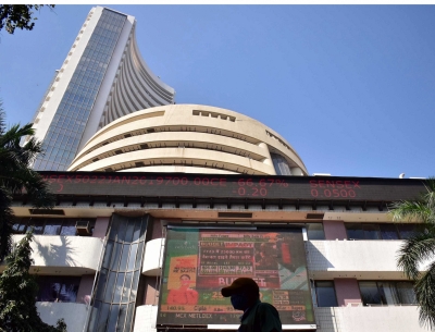 Indices tumble on weak global cues, Sensex slips over 700 pts | Indices tumble on weak global cues, Sensex slips over 700 pts