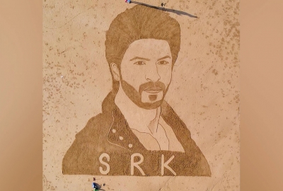 Sand artists draw stunning portrait of SRK in Pakistan's Gadani Beach | Sand artists draw stunning portrait of SRK in Pakistan's Gadani Beach