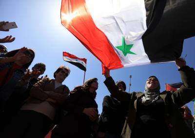 Protesters attack govt building in Syria | Protesters attack govt building in Syria