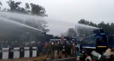 Braving tear-gas shells, water canons, thousands break barricades in Haryana | Braving tear-gas shells, water canons, thousands break barricades in Haryana