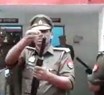 UP cop fails to load rifle in viral video | UP cop fails to load rifle in viral video