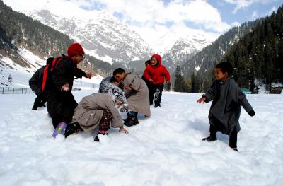 Kashmir cold wave in full swing: Another spell of snow likely | Kashmir cold wave in full swing: Another spell of snow likely