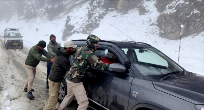J&K Police rescues 52 stranded tourists in Budgam | J&K Police rescues 52 stranded tourists in Budgam