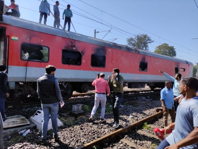 Maha: Blaze erupts in Gandhidham-Puri Superfast Express, no casualties | Maha: Blaze erupts in Gandhidham-Puri Superfast Express, no casualties