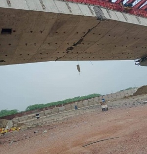 Crack emerges in under-construction flyover on Dwarka Expressway | Crack emerges in under-construction flyover on Dwarka Expressway