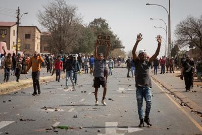 S.Africa plans to deploy 25,000 soldiers to quell unrest | S.Africa plans to deploy 25,000 soldiers to quell unrest