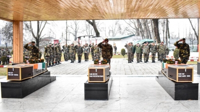Army pays tributes to 3 jawans who died after slipping into gorge in Kashmir | Army pays tributes to 3 jawans who died after slipping into gorge in Kashmir