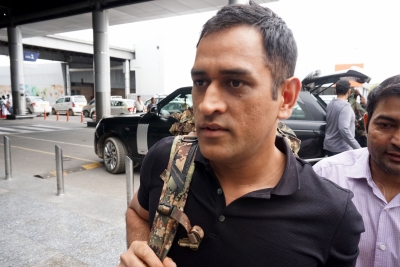Dhoni's hairstylist turns bodyguard ahead of ad shoot | Dhoni's hairstylist turns bodyguard ahead of ad shoot