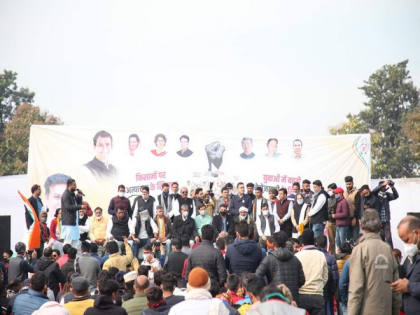 Youth Congress raises slogans against Uttarakhand Govt near Assembly over unemployment | Youth Congress raises slogans against Uttarakhand Govt near Assembly over unemployment