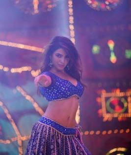 Samantha's fizzy item song in Pushpa makes the masses boogie in theatres | Samantha's fizzy item song in Pushpa makes the masses boogie in theatres