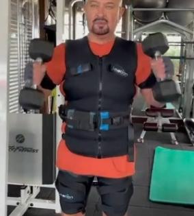 Hrithik shares workout video of 'cooler, fitter' dad Rakesh Roshan | Hrithik shares workout video of 'cooler, fitter' dad Rakesh Roshan