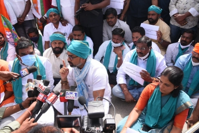 Telangana BJP MP alleges attack by TRS men | Telangana BJP MP alleges attack by TRS men Telangana BJP MP alleges attack by TRS men | Telangana BJP MP alleges attack by TRS men