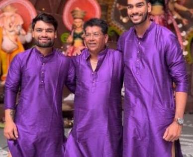 KKR head coach Pandit, players Rinku, Venkatesh take part in Durga Puja celebrations in Kolkata | KKR head coach Pandit, players Rinku, Venkatesh take part in Durga Puja celebrations in Kolkata