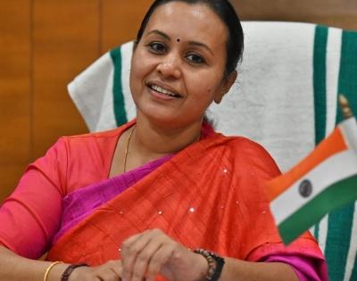 Kerala Health Minister defends treating patients lying on the floor | Kerala Health Minister defends treating patients lying on the floor Kerala Health Minister defends treating patients lying on the floor | Kerala Health Minister defends treating patients lying on the floor