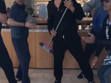 Akshay gives funny spin to 'Kya hua tera wada' with pals on Friendship Day | Akshay gives funny spin to 'Kya hua tera wada' with pals on Friendship Day Akshay gives funny spin to 'Kya hua tera wada' with pals on Friendship Day | Akshay gives funny spin to 'Kya hua tera wada' with pals on Friendship Day