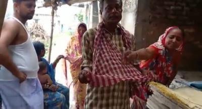 Bihar couple begs for money to get son's body released from govt mortuary | Bihar couple begs for money to get son's body released from govt mortuary