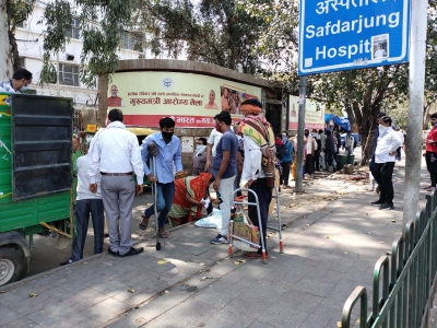 Ruckus at Delhi hospital: Man threatens to sprinkle 'corona-infected' blood | Ruckus at Delhi hospital: Man threatens to sprinkle 'corona-infected' blood